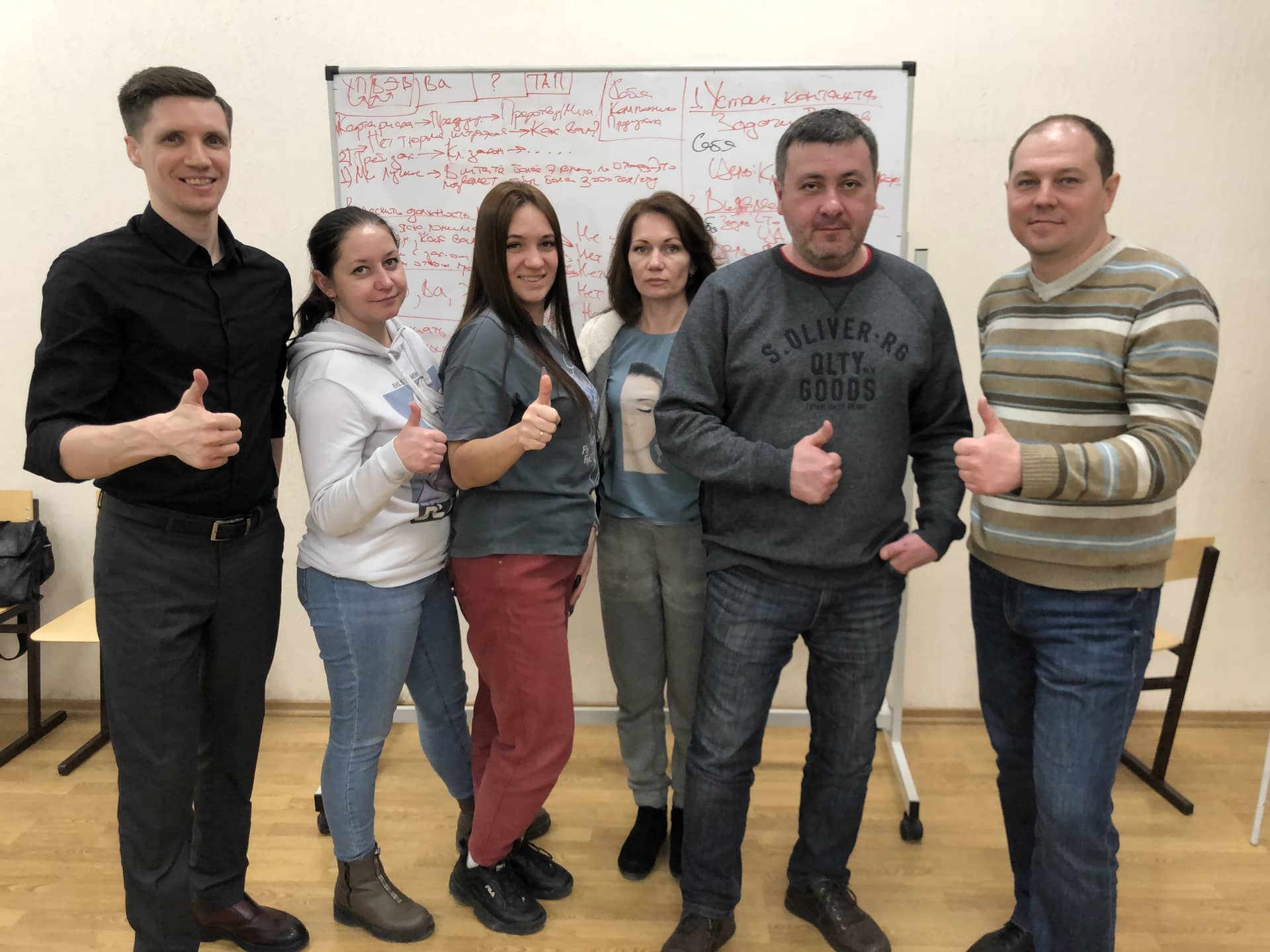 Илья Николаев проводит тренинг по продажам для команды