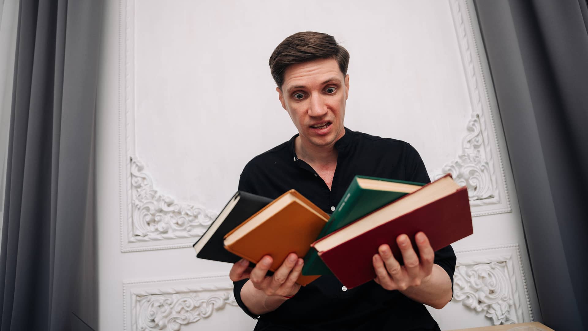 Илья Николаев с большим количеством книг — практическая база знаний для РОПа